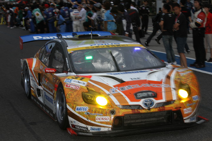 GT300クラス決勝2位の新田守男／嵯峨宏紀／中山雄一組（OGT Panasonic PRIUS）