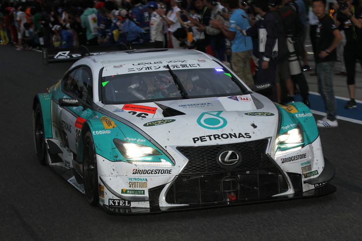 GT500クラス優勝の中嶋一貴／ジェームス・ロシター組（PETRONAS TOM'S RC F）