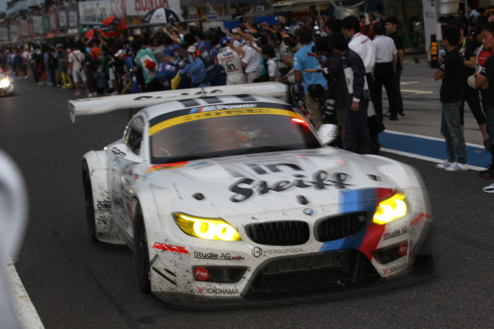 GT300クラス決勝3位のヨルグ・ミューラー／荒聖治／アウグスト・ファルフス組Studie BMW Z4）