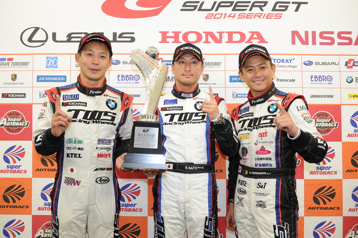 決勝フォトセッション: GT300クラスのウィナー