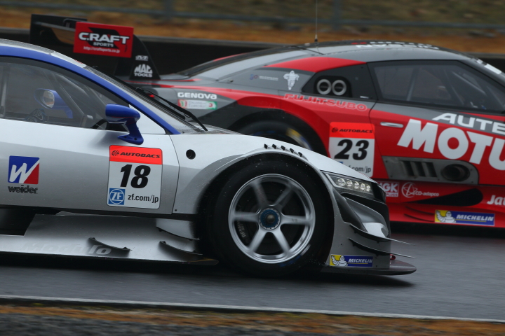 合同テスト: GT500:ウイダー モデューロ NSX（手前）とMOTUL AUTECH GT-R（奥）