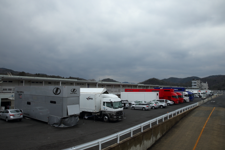 合同テスト: パドックに並んだ各チームのトランスポーター