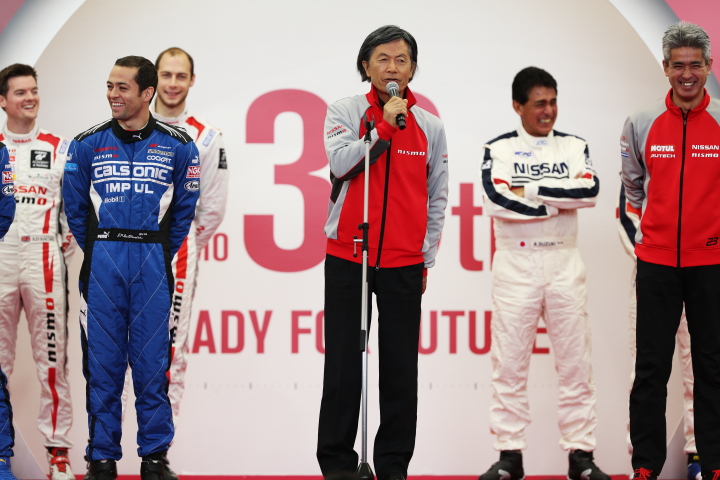 午前8時30分、早朝から詰めかけた大勢のファンの前でオープニングセレモニーが行われた。あいさつをするのはニスモ総監督・柿本邦彦氏