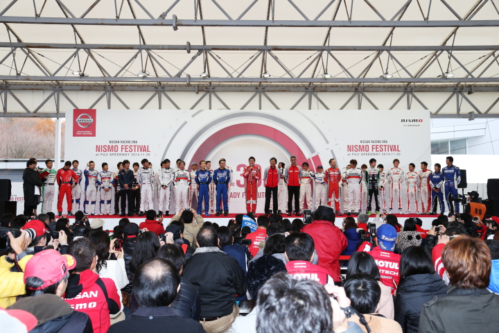 オープニングセレモニーで参加ドライバー全員が登壇した