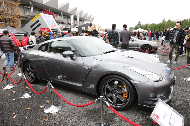 スタンド裏に展示されたGT-R