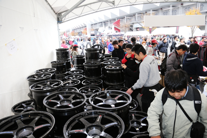 数多くのホイールもガレージセールに出品された