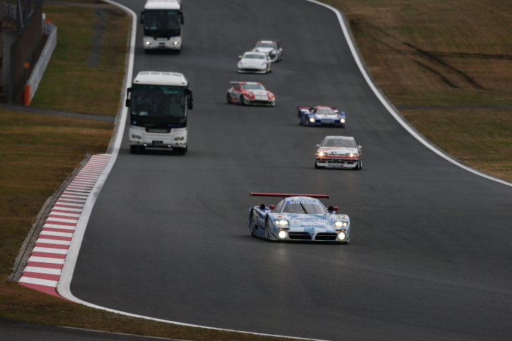 コース上ではニッサン車が走行してサーキットサファリが行われた