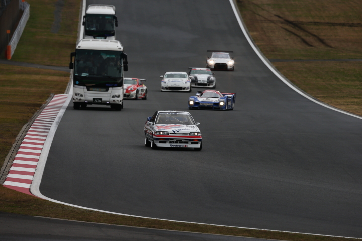 コース上ではニッサン車が走行してサーキットサファリが行われた