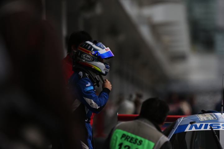 ニッサンR390 GT1に乗り込むドライバー