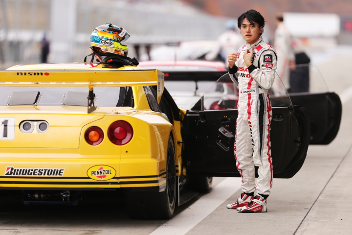 ペンズオイル・ニスモGT-Rに乗り込む千代勝正