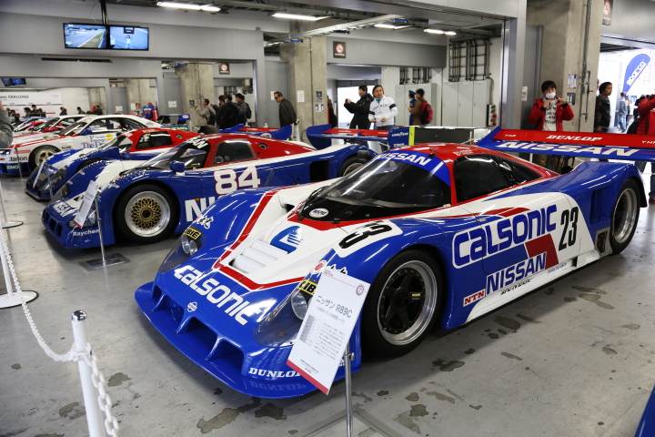 ずらりと並べられた日産、往年の名車