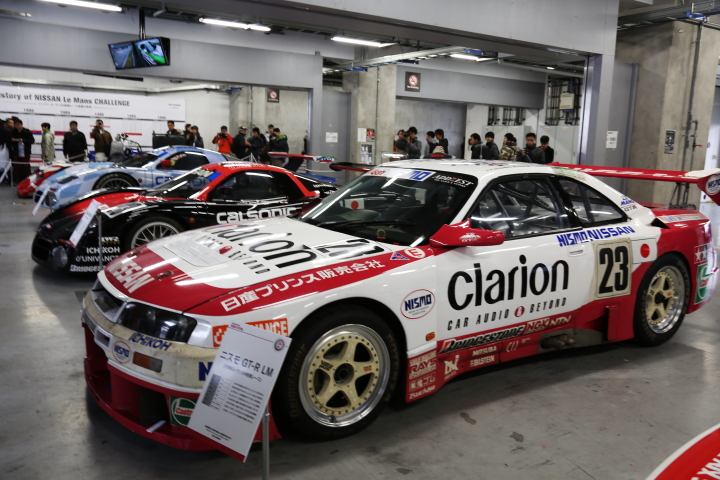 ずらりと並べられた日産、往年の名車