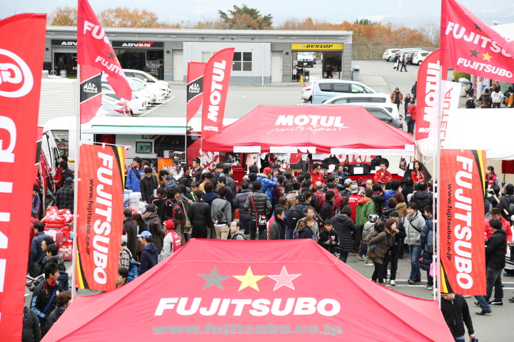 パドック裏にも多くのファンが詰めかけた