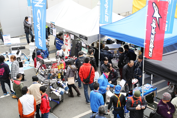 パドック裏にも多くのファンが詰めかけた