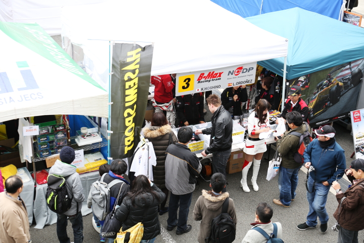 パドック裏にも多くのファンが詰めかけた