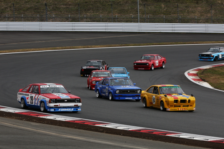 コース上で行われたニッサンヒストリックカー、エキシビションレース