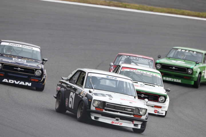 コース上で行われたニッサンヒストリックカー、エキシビションレース