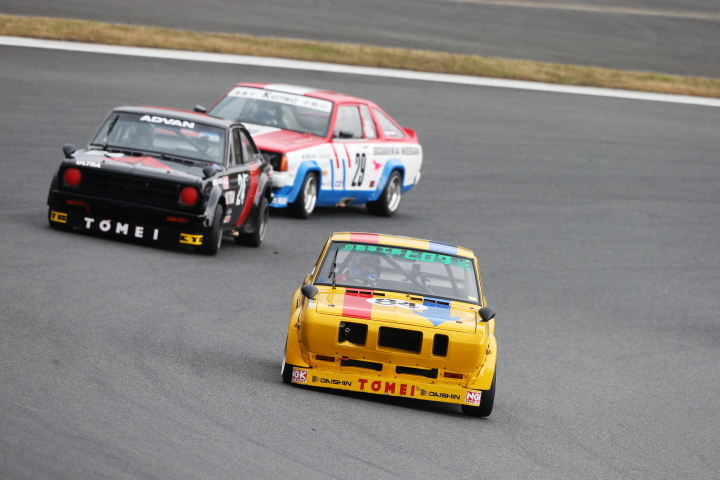 コース上で行われたニッサンヒストリックカー、エキシビションレース