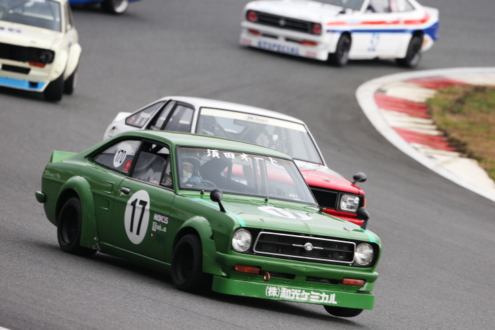 コース上で行われたニッサンヒストリックカー、エキシビションレース