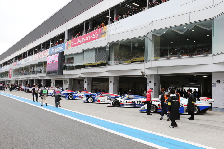 来シーズンからのルマン24時間復帰記念としてRoad to LeMANS 2015が行われ往年のルマンカーなどがピットに整列