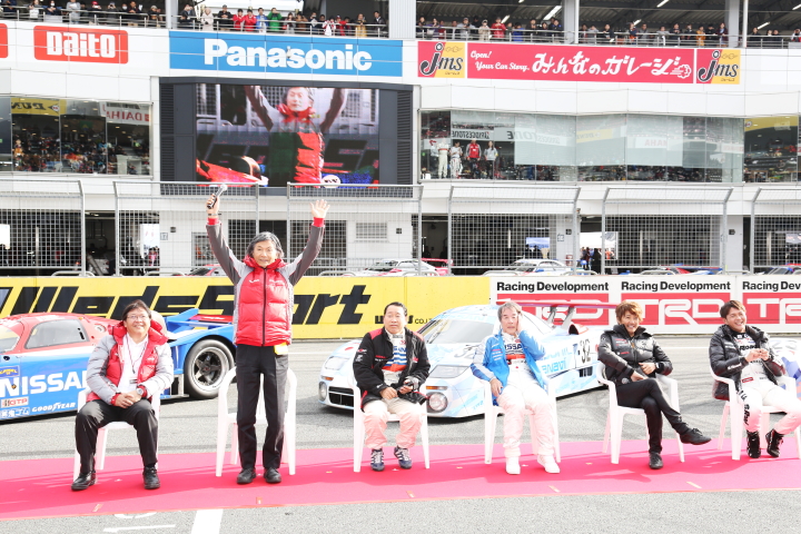 チーム監督とドライバーたち