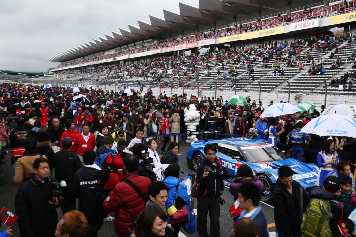 グリッドウォークには多くのファンが詰めかけた