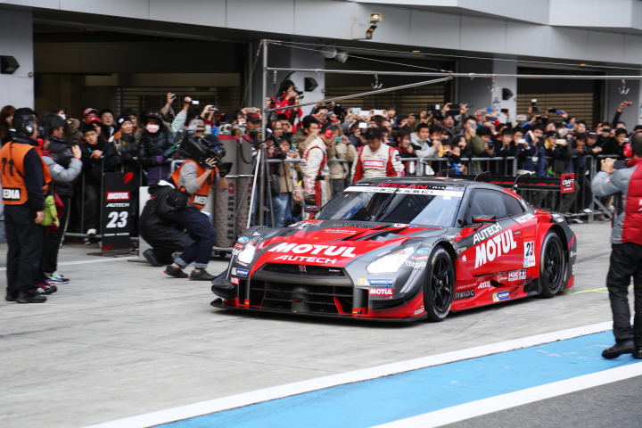 今シーズンのGT500クラスチャンピオンカー、MOTUL AUTECH GT-Rがピットイン