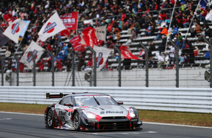 ストレートを駆けるスーパーGT500クラスのS Road MOLA GT-R