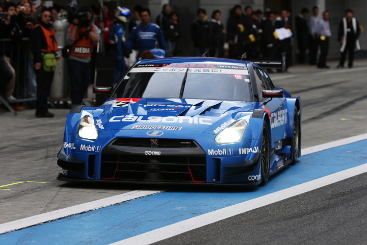 ピットインしたスーパーGT500クラスのカルソニックインパルGT-R