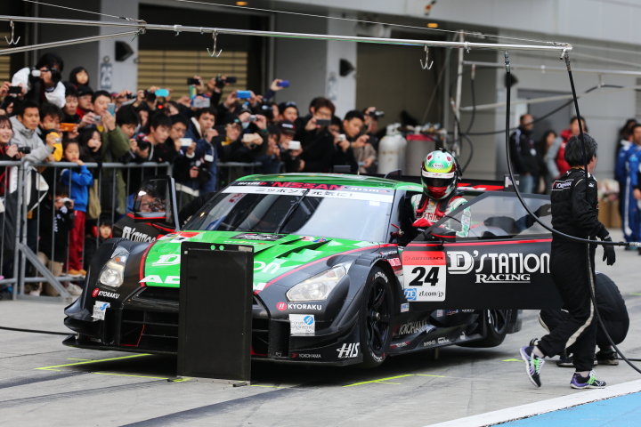 ピットインしたスーパーGT500クラスのD'station ADVAN GT-R