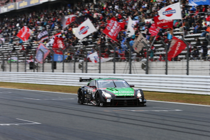 ストレートを駆けるスーパーGT500クラスのD'station ADVAN GT-R