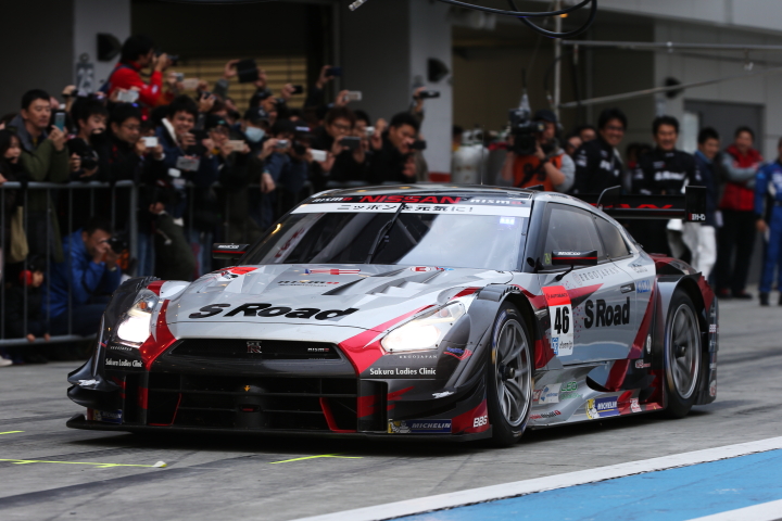 ピットロードを行くスーパーGT500クラスのS Road MOLA GT-R