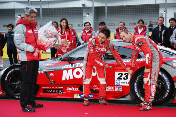 松田次生／ロニー・クインタレッリ組のMOTUL AUTECH GT-Rからはがされるゼッケン23