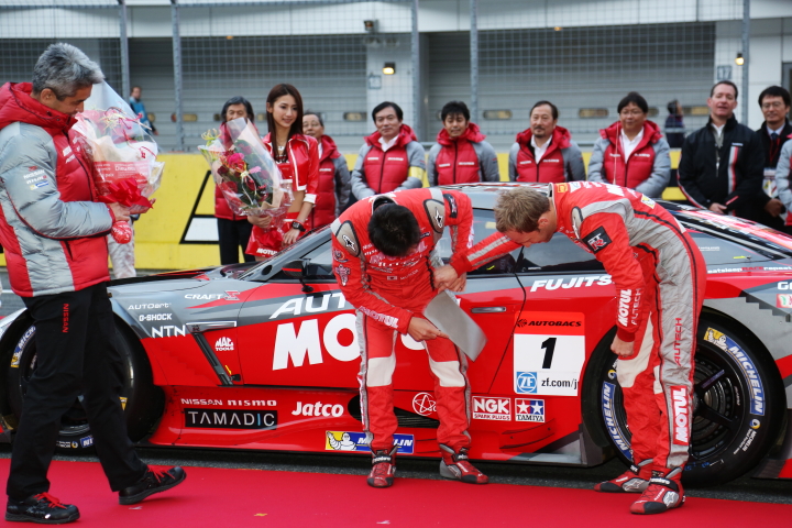 松田次生／ロニー・クインタレッリ組のMOTUL AUTECH GT-Rがチャンピオンナンバーの1に張り替えられた
