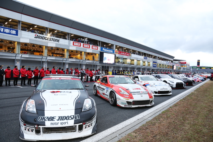 ストレートにずらりと並べられた日産のレースカー