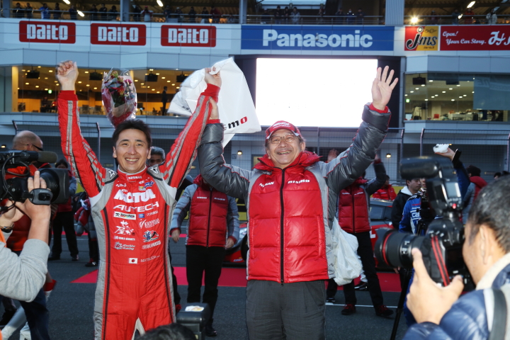 ニスモ30周年記念セレモニーで万歳をする松田次生（左）と眞田裕一前社長（右）