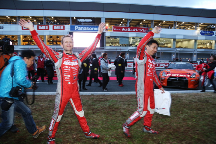 フィナーレでファンに手を振るロニー・クインタレッリ（左）と松田次生（右）