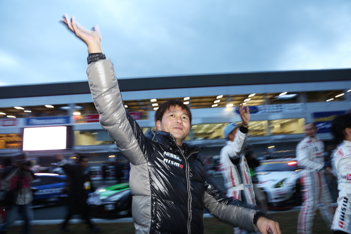 ファンに手を振る本山哲