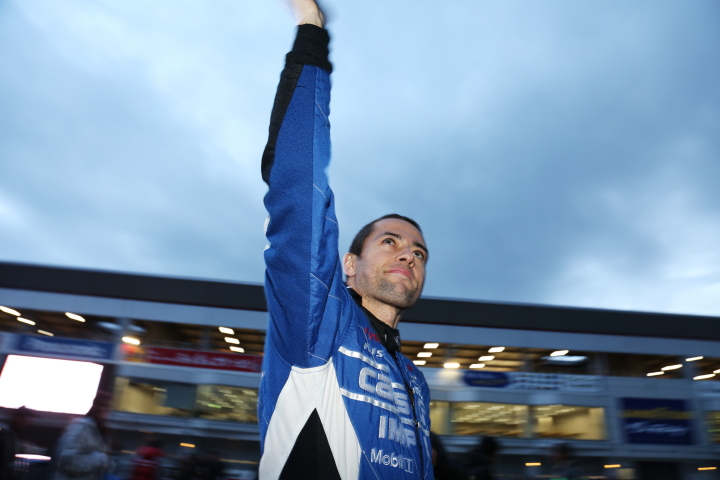 ファンに手を振るジョアオ・パオロ・デ・オリベイラ