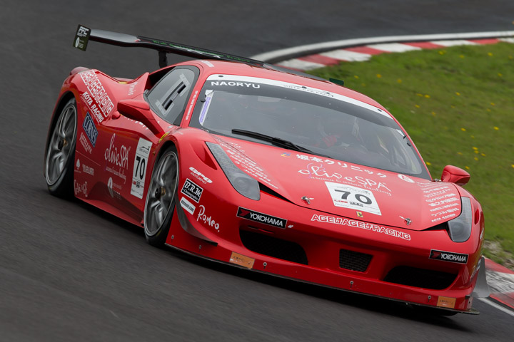 ポールポジションはナオリュウ／佐々木孝太組（AGE-AGE-458）