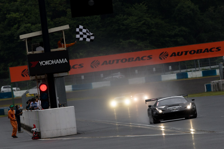 トップでゴールする飯田太陽／水谷晃組（K's Frontier Direction 458GT3）