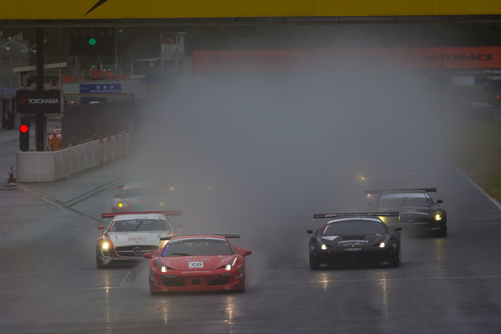 雨の中50分の決勝レースがスタートした