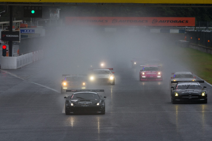 雨の中50分間の決勝レースがスタートした