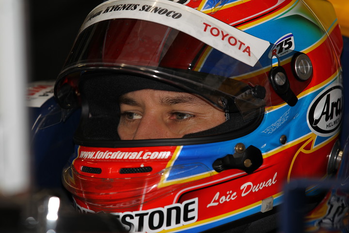 ノックアウト予選: ピットで待機するロイック・デュバル（ルマン）