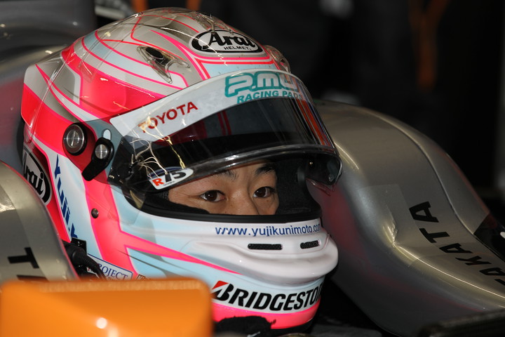 ノックアウト予選: ピットで待機する国本雄資（セルモ・インギング）