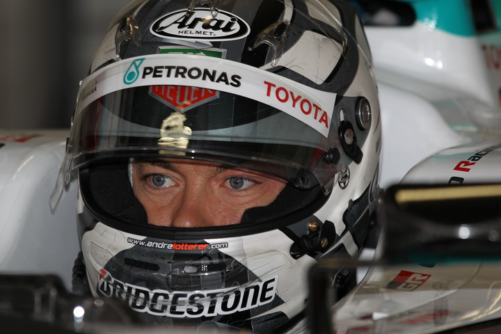ノックアウト予選: ピットで待機するアンドレ・ロッテラー（トムス）