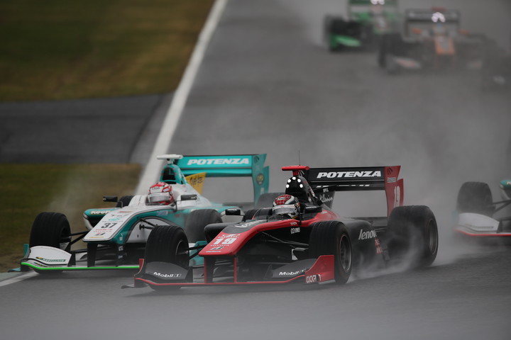 決勝レース1: スタート直後、中嶋一貴とジョアオ・パオロ・デ・オリベイラ（Lenovo TEAM IMPUL）のトップ争い