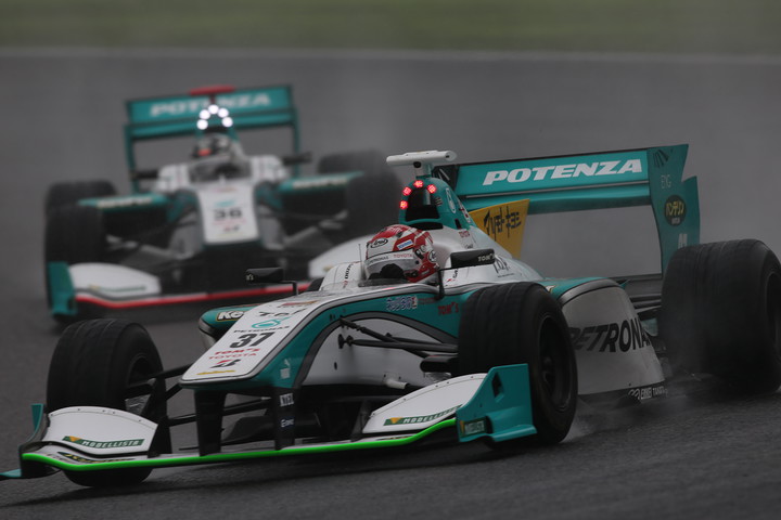 決勝レース1: 中嶋一貴とアンドレ・ロッテラー、PETRONAS TEAM TOM'S・チームメート同士の争い