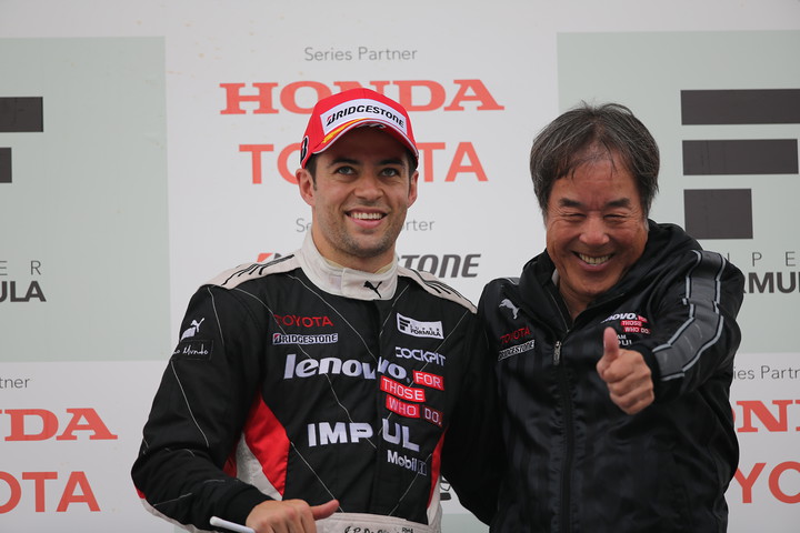 決勝レース1: 優勝したジョアオ・パオロ・デ・オリベイラと星野一義監督（Lenovo TEAM IMPUL）