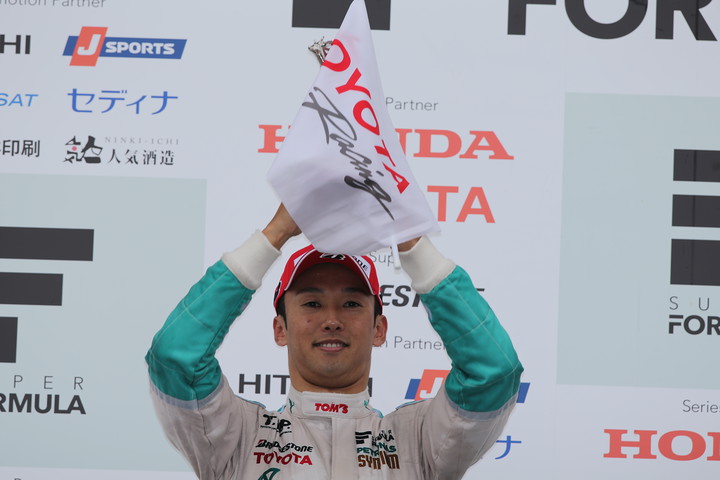 決勝レース1: 2位に入った中嶋一貴（PETRONAS TEAM TOM'S）